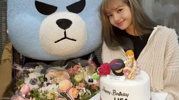 [FOTO] Krunk, Maskot YG Entertainment, memberi surprise di ulang tahun Lisa BLACKPINK